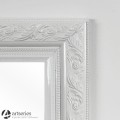 białe lustro stylowe w prostokątne ramie 